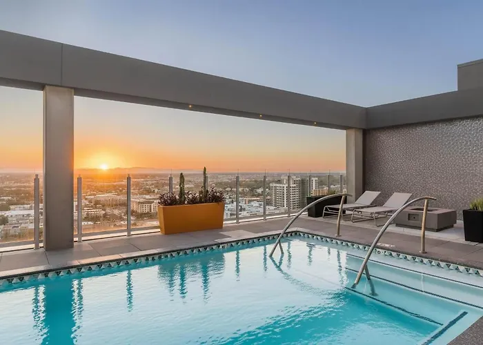 Apartment Boulevard Highrise Stu Sky Pool Parking Gym 20 *